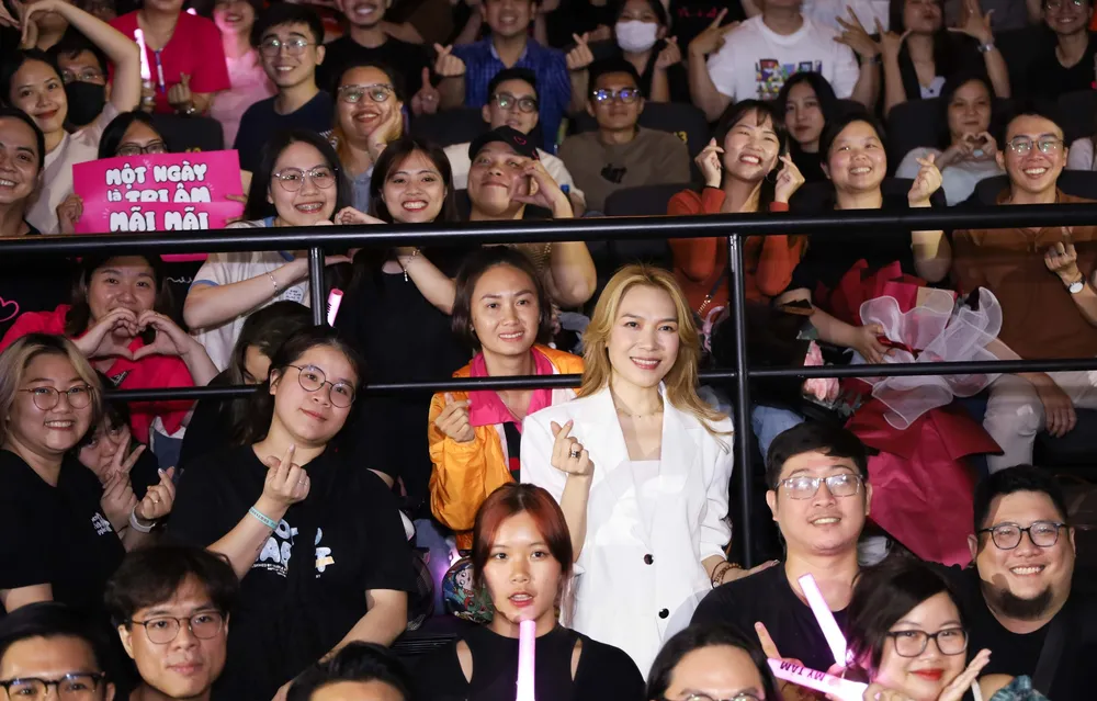 Mỹ Tâm đến giao lưu ở nhiều buổi chiếu của phim "Người giữ thời gian". Ảnh: FBNV Mỹ Tâm đến giao lưu ở nhiều buổi chiếu của phim "Người giữ thời gian". Ảnh: FBNV