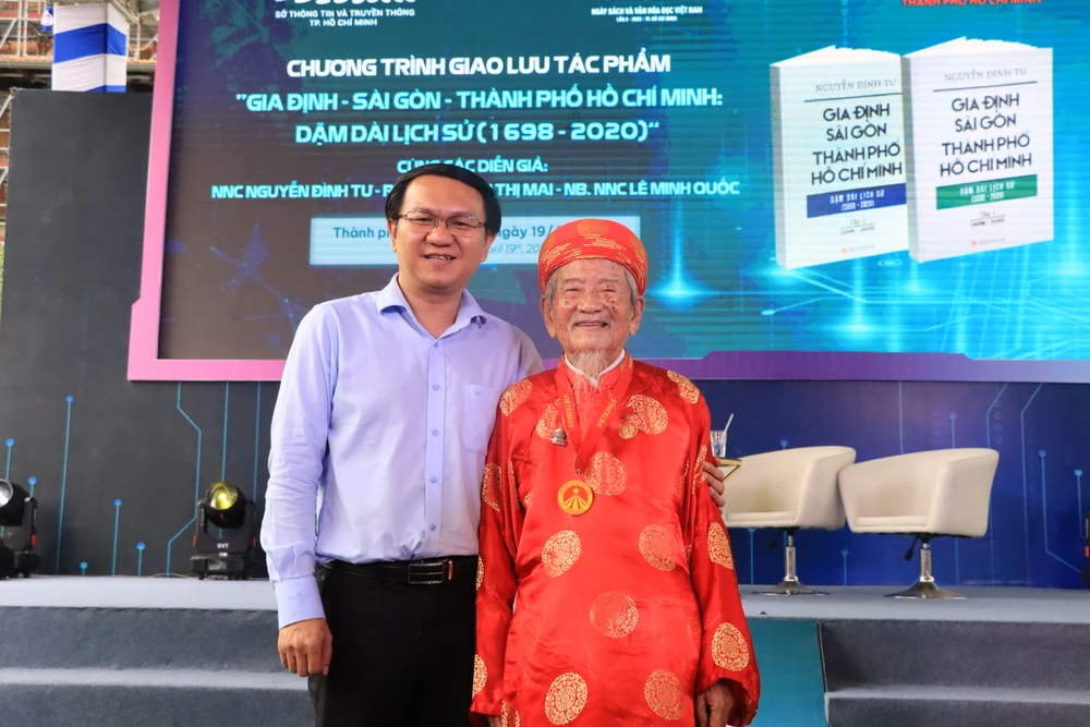 Ông Lâm Đình Thắng chụp lưu niệm với nhà nghiên cứu Nguyễn Đình Tư