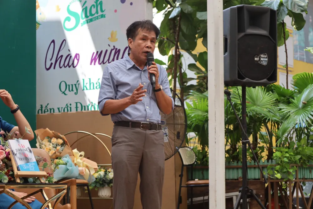 Nhà thơ Lê Minh Quốc chia sẻ tại chương trình