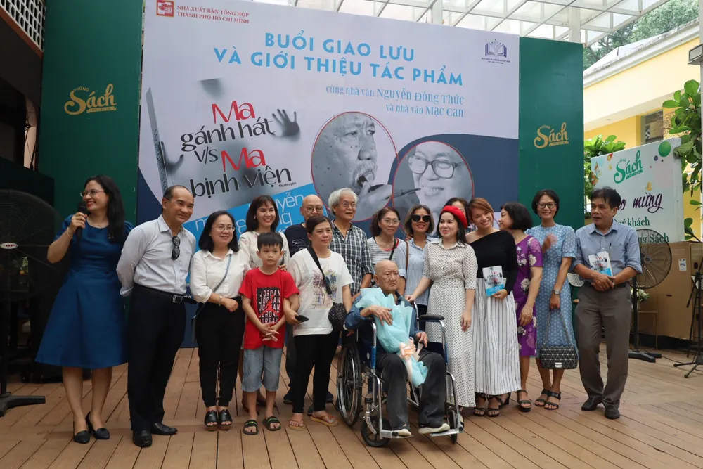 Đông đảo người thân, bạn bè đến chung vui cùng hai tác giả