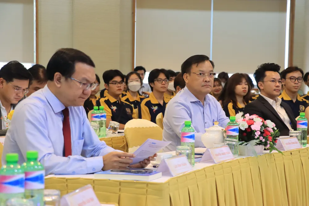 Từ trái sang: ông Lâm Đình Thắng, ông Nguyễn Công Dẫn. Ảnh: HÀ KIỀU Từ trái sang: ông Lâm Đình Thắng, ông Nguyễn Công Dẫn. Ảnh: HÀ KIỀU