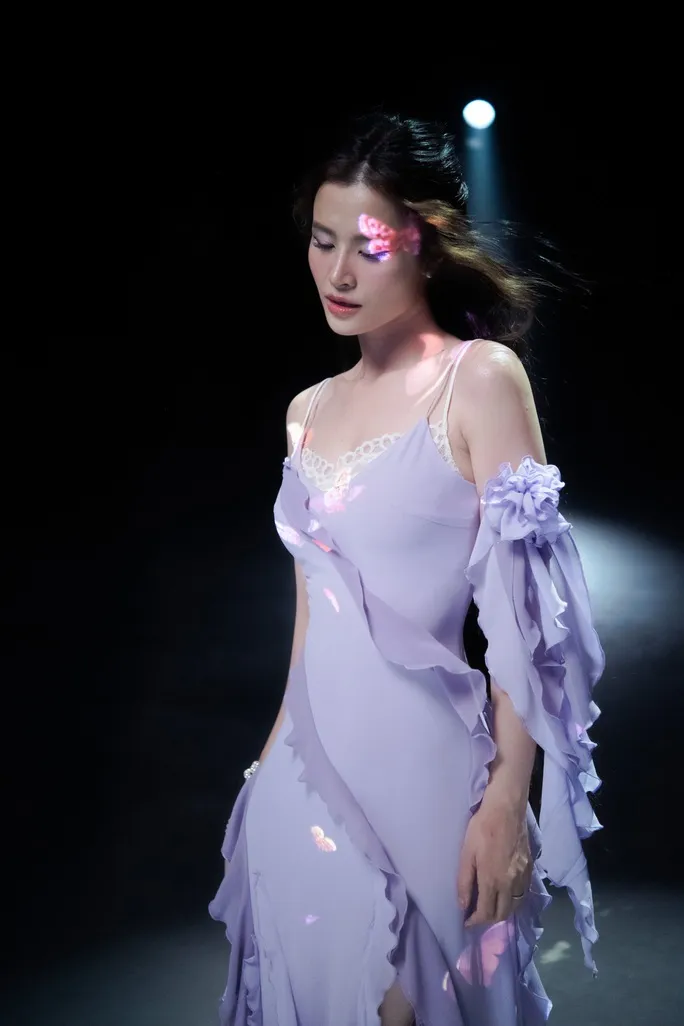 Ca sĩ Đông Nhi trong MV Người ôm pháo hoa. Ảnh: FBNV Ca sĩ Đông Nhi trong MV Người ôm pháo hoa. Ảnh: FBNV