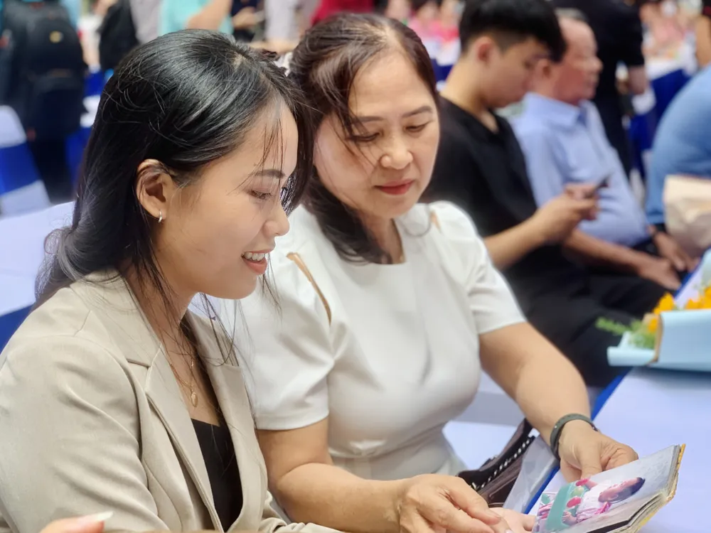 Lưu Tuyết Trân cùng mẹ ôn lại kỷ niệm qua những tấm ảnh chụp thời thơ ấu