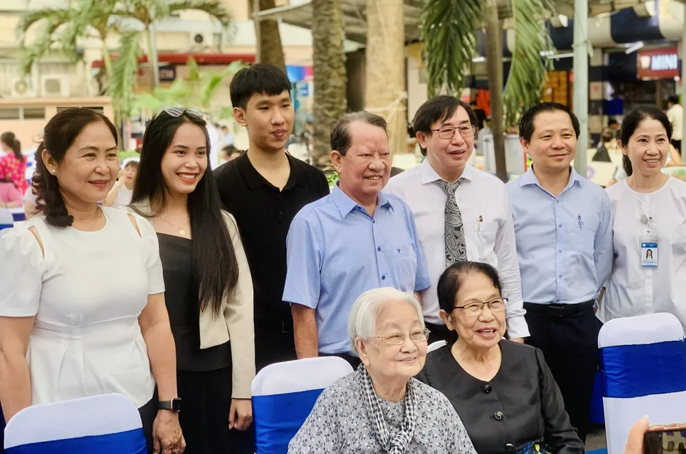 Các y bác sĩ cùng gia đình IVF gặp gỡ tại lễ kỷ niệm. Ảnh: THẢO PHƯƠNG