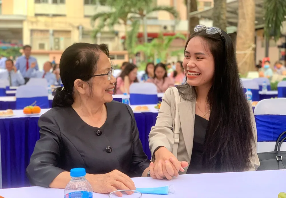 GS-BS Nguyễn Thị Ngọc Phượng hội ngộ cùng Lưu Tuyết Trân - một trong ba trẻ đầu tiên ra đời bằng kỹ thuật IVF