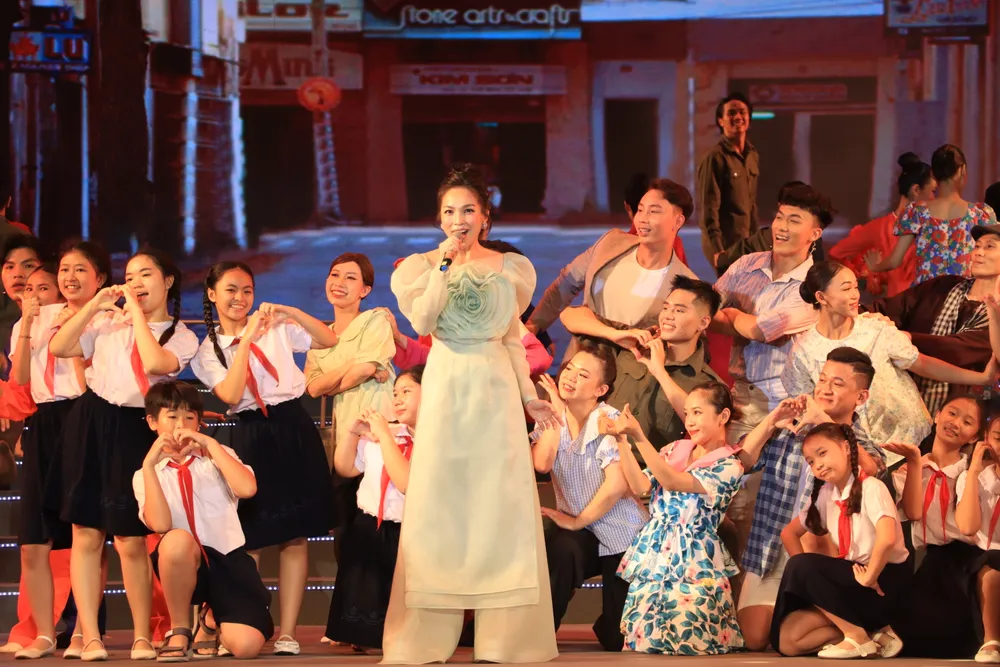 Ca sĩ Hiền Thục thể hiện ca khúc "Ơi! Cuộc sống mến thương" Ca sĩ Hiền Thục thể hiện ca khúc "Ơi! Cuộc sống mến thương"