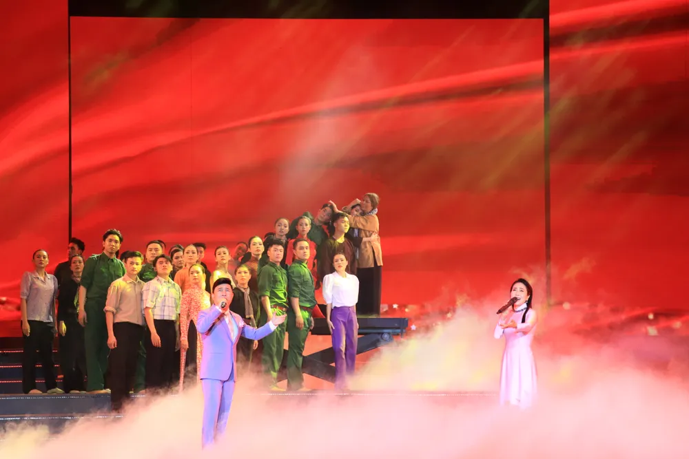 Ca sĩ Quang Linh và Vân Khánh thể hiện ca khúc Đất nước và Người mẹ của tôi Ca sĩ Quang Linh và Vân Khánh thể hiện ca khúc Đất nước và Người mẹ của tôi