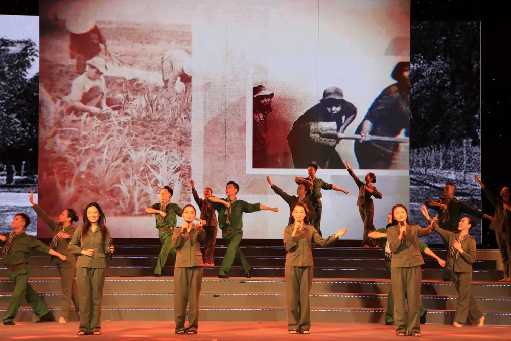 Tiết mục "Em ở nông trường em ra biên giới" và "Thành phố tình yêu và nỗi nhớ" Tiết mục "Em ở nông trường em ra biên giới" và "Thành phố tình yêu và nỗi nhớ"