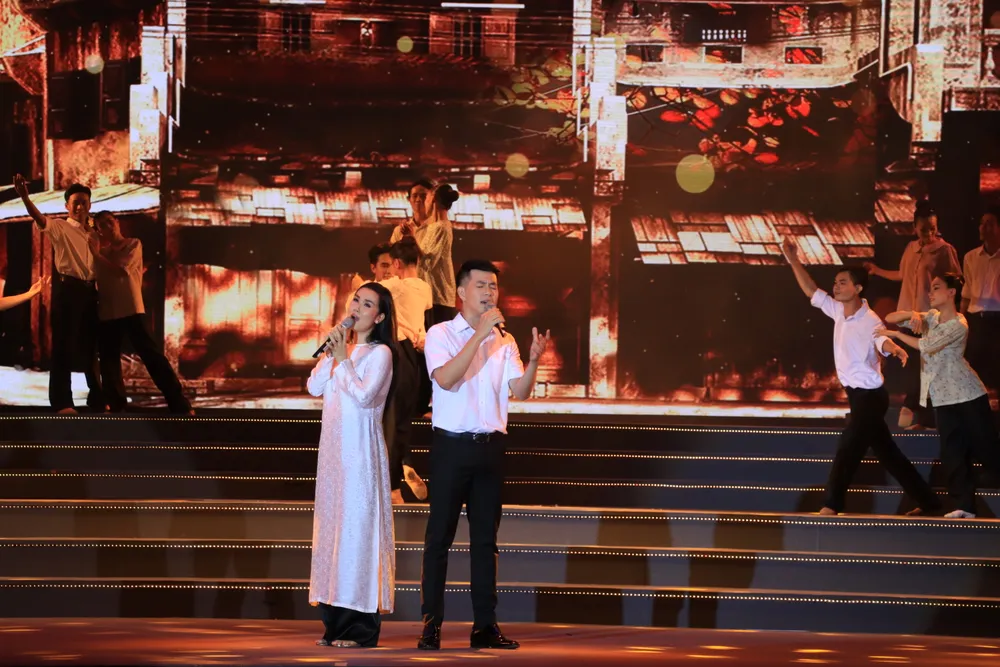 Võ Hạ Trâm và Hồ Trung Dũng thể hiện ca khúc "Bức thư viết vội". Võ Hạ Trâm và Hồ Trung Dũng thể hiện ca khúc "Bức thư viết vội".