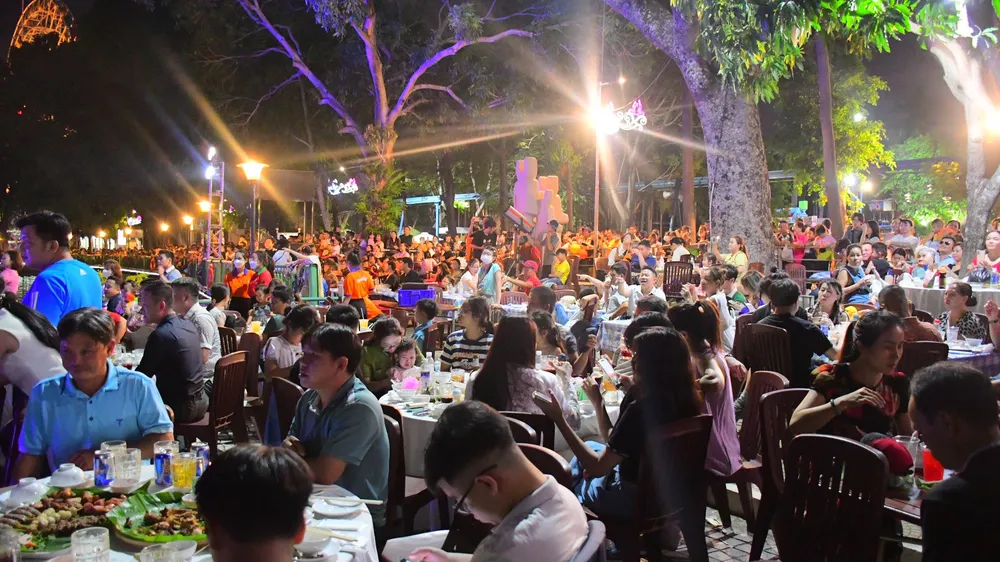 Khu vực dịch vụ trong Đầm Sen không còn bàn trống. Ảnh: H.N