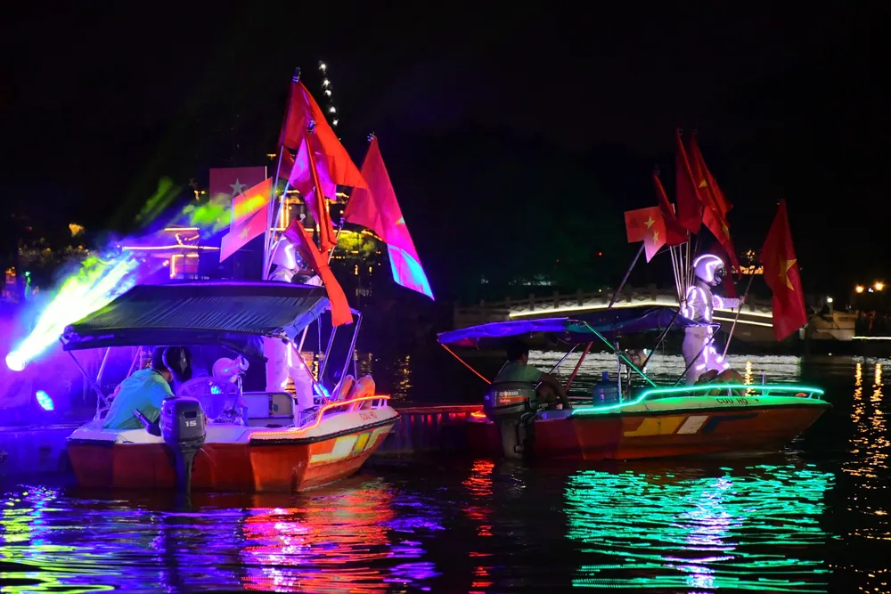 Những lá cờ Tổ quốc được cắm trên các con thuyền phục vụ công tác bắn pháo hoa. Ảnh: H.N