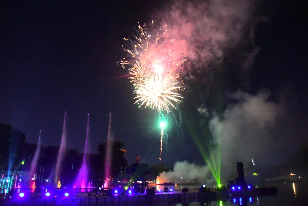 Từng đợt pháo hoa đủ màu sắc trên bầu trời khu vực Đầm Sen. Ảnh: H.N