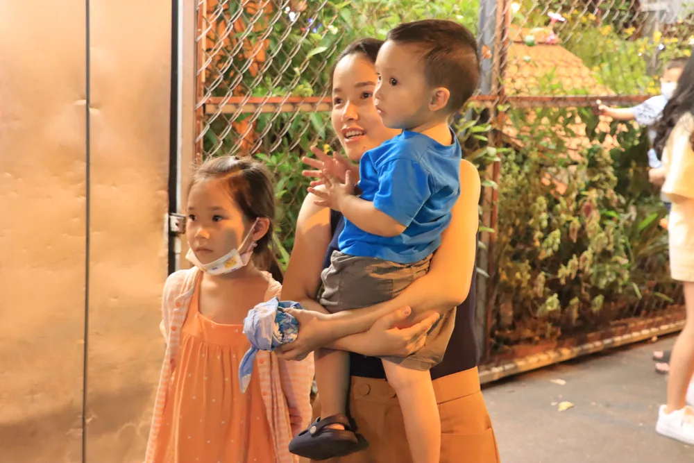 Chị Hương Trầm (ngụ Thủ Đức) cho biết ở lại TP trong dịp lễ không biết đi đâu nên đưa hai con đi xem pháo hoa buổi tối. Nhưng vì biết Bến Bạch Đằng sẽ rất đông nên chị và hai con quyết định đứng tại đường Lê Duẩn để xem từ xa. Ảnh: H.N