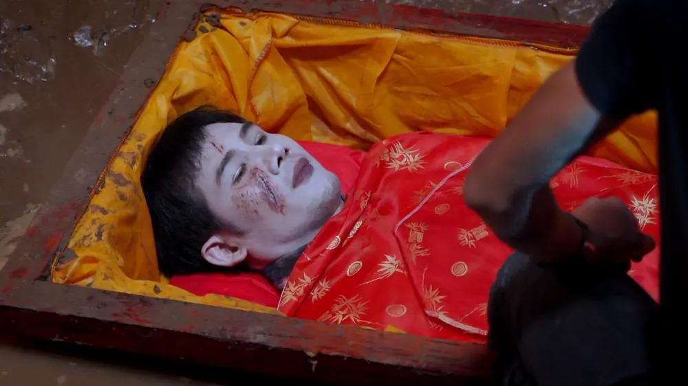 Hình ảnh vai An của Thanh Thức được tẩm liệm sau khi chết. Ảnh: ĐPCC Hình ảnh vai An của Thanh Thức được tẩm liệm sau khi chết. Ảnh: ĐPCC