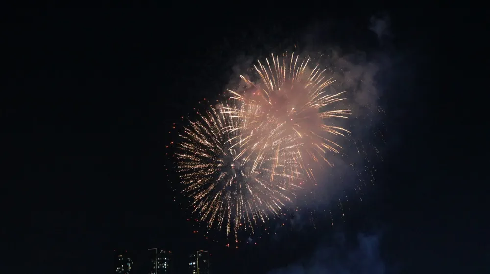 Pháo hoa rực rỡ nhìn từ bến Bạch Đằng. Ảnh: VÕ THƠ