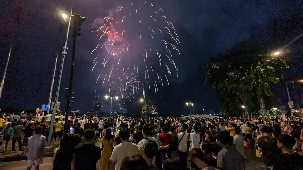 Người dân chen chân xem pháo hoa. Ảnh: VÕ THƠ