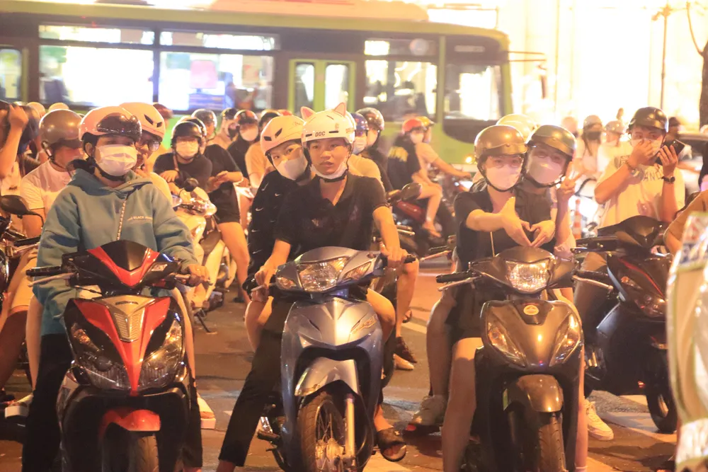 Từ lúc 21h pháo hoa chính thức được bắn, khu vực đường Lê Duẩn trước tòa nhà Diamond Plaza đông nghẹt người đứng xem. Ảnh: H.N