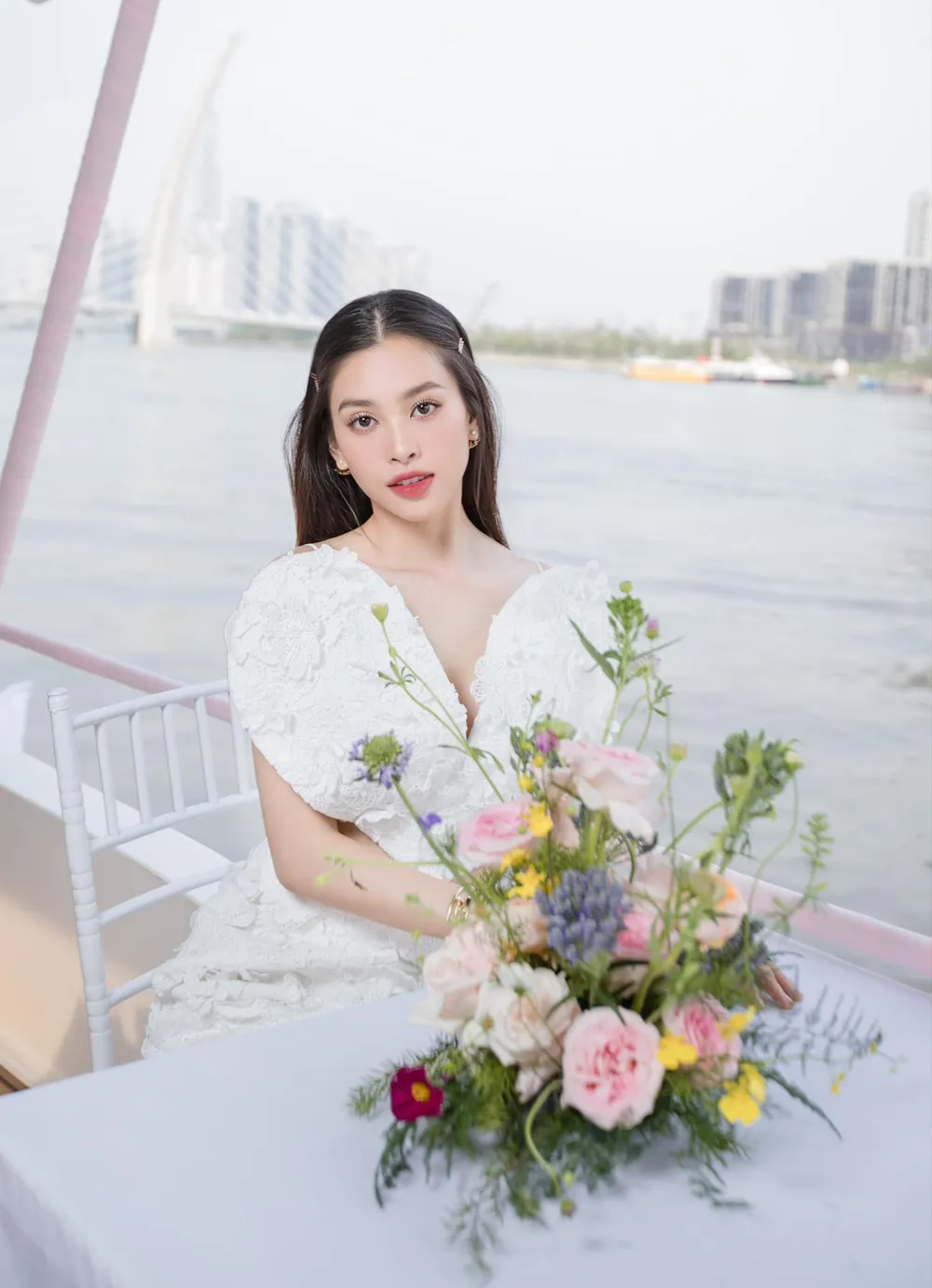 Hoa hậu Tiểu Vy khẳng định tin đồn cô đang hẹn hò với ông Đặng Lê Nguyên Vũ là sai sự thật. Ảnh: FBNV