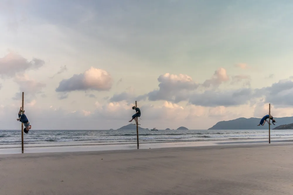 Các nghệ sĩ đã sống tại đảo hàng tháng trời để tự cảm nhận, ý thức và thực hiện ý đồ nghệ thuật