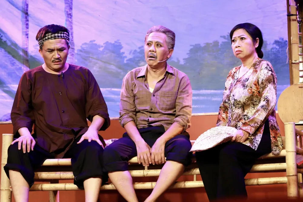 Đại Nghĩa, NSƯT Thành Lộc và nghệ sĩ Phi Phụng trong vở &quot;Tía ơi má dìa&quot;. Ảnh: FBNV
