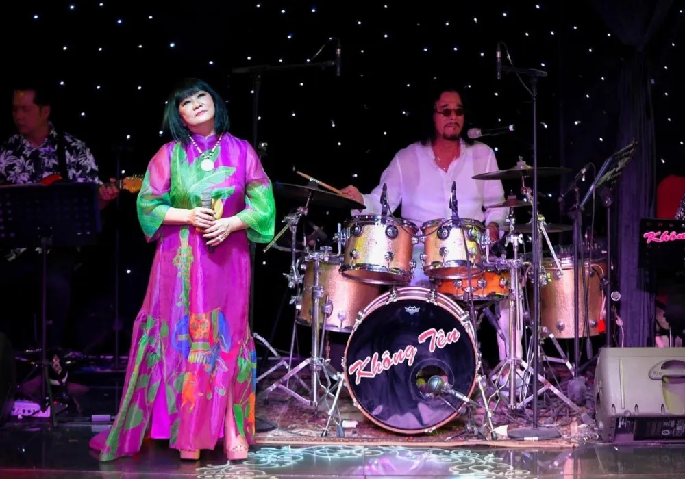 Vợ chồng danh ca Cẩm Vân - Khắc Triệu xúc động vì các nghệ sĩ góp mặt đều đến đúng giờ, chuẩn bị kỹ lưỡng từng tiết mục để đảm bảo chương trình diễn ra trọn vẹn.