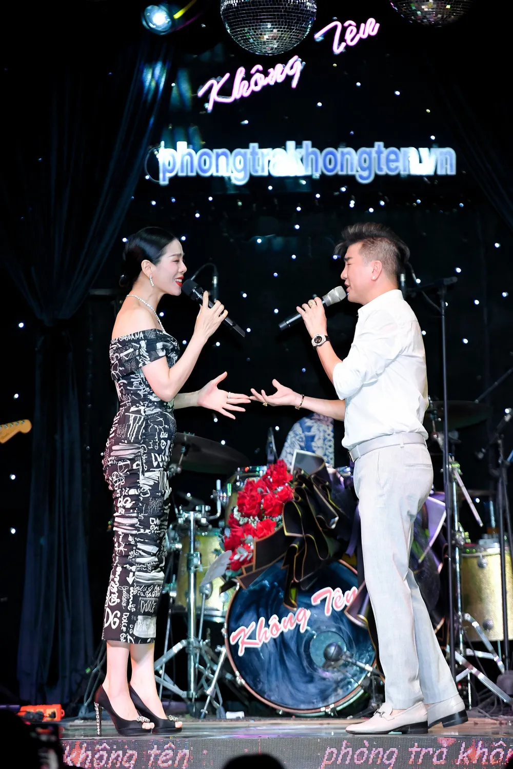 Anh song ca cùng Lệ Quyên qua một bản tình ca. Được biết, các ca sĩ tham gia chương trình đều không nhận cát-sê vì muốn san sẻ sự yêu thương đến những đồng nghiệp kém may mắn.