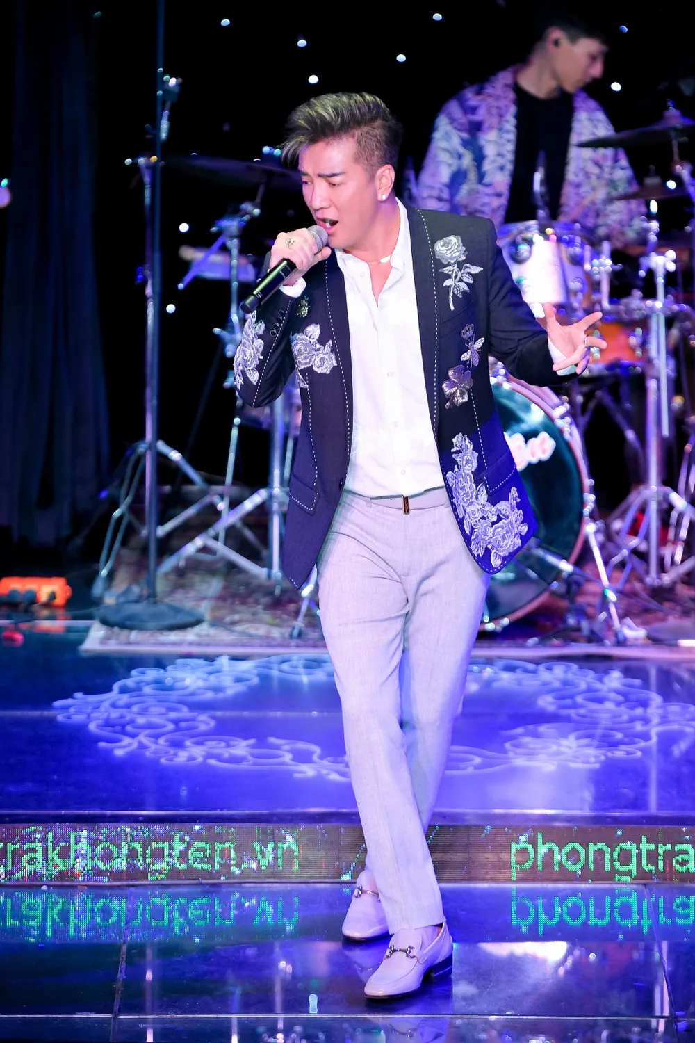 Đàm Vĩnh Hưng cháy hết mình trong đêm nhạc từ thiện với những bản hit làm nên tên tuổi của mình. Ảnh: NSCC