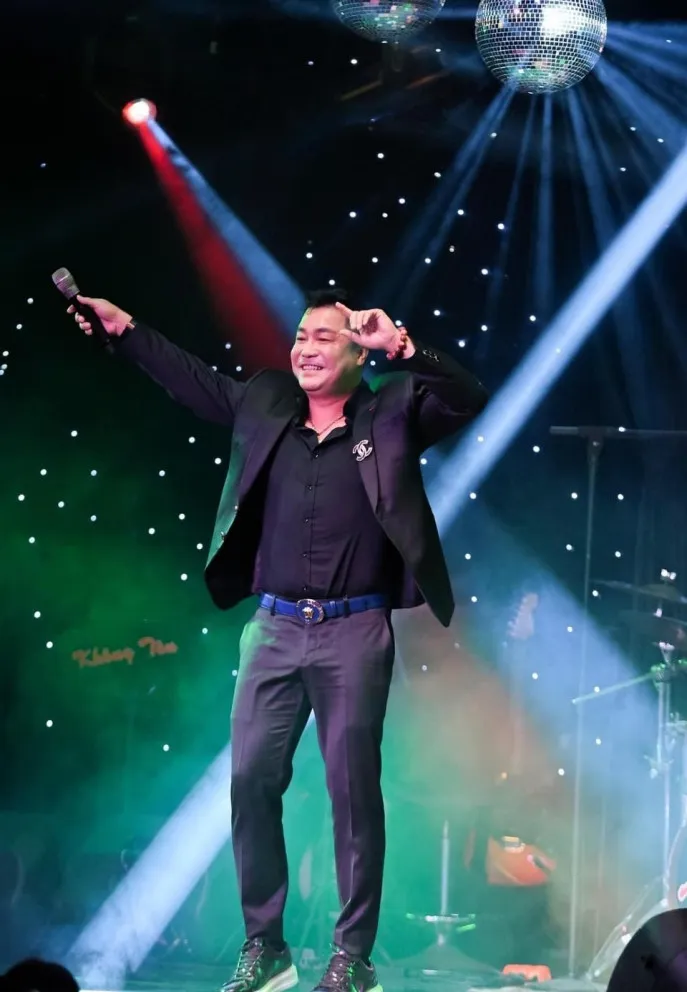 Lý Hùng cũng nhiệt tình biểu diễn trong đêm nhạc từ thiện. Anh, em gái Lý Hương và gia đình cũng ủng hộ 30 triệu đồng vào quỹ từ thiện.