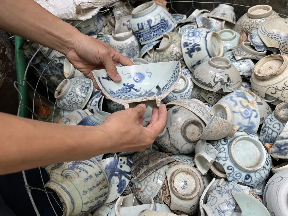 Tô, chén, ly uống nước…có tuổi đời hàng trăm năm bị hư hỏng nặng.