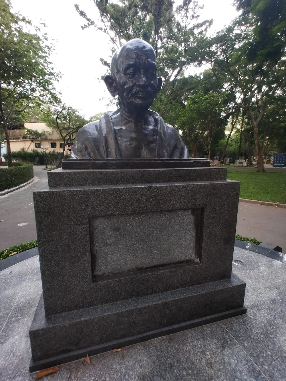 Bức tượng chính là chân dung của “vị cha già của dân tộc” Ấn Độ - Mahatma Gandhi. Ảnh: THIỆN HỢP