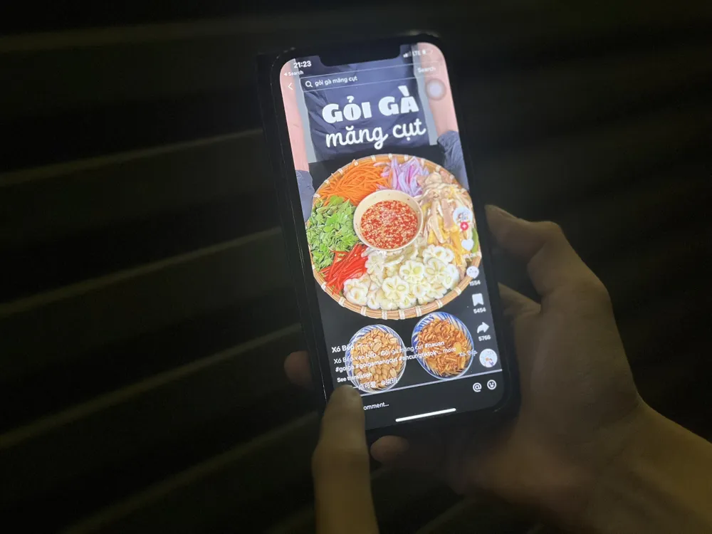 Gỏi gà măng cụt có nguồn gốc từ Bình Dương, gần đây gây bão trên các nền tảng mạng xã hội. Ảnh: QUỐC HƯƠNG. Gỏi gà măng cụt có nguồn gốc từ Bình Dương, gần đây gây bão trên các nền tảng mạng xã hội. Ảnh: QUỐC HƯƠNG.