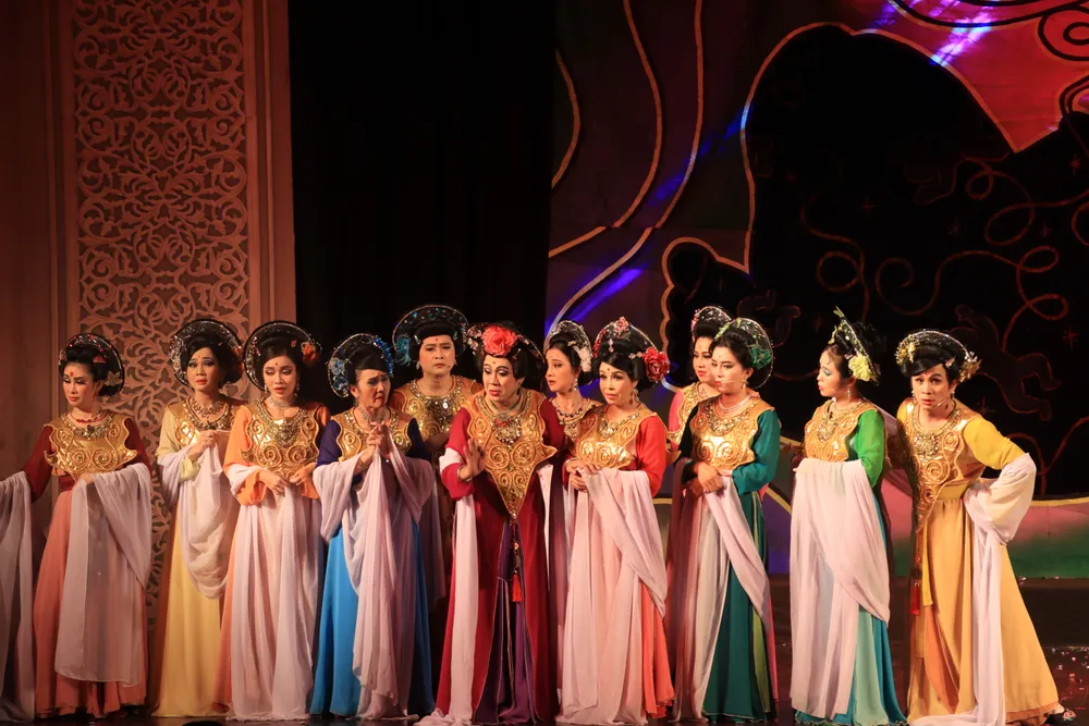 &quot;12 bà mụ&quot; trong suất diễn cuối tại Nhà hát Thanh niên tối 12-5