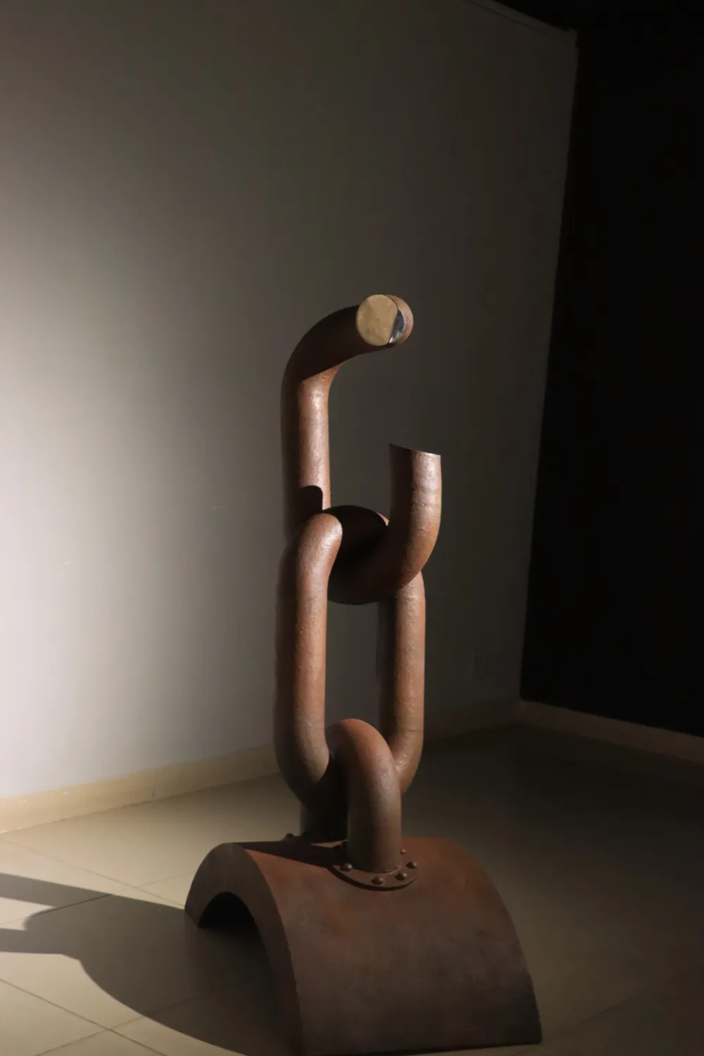 Nhà điêu khắc Hoàng Tường Minh dùng đá, kim loại kể chuyện 'Áp lực ngược' ảnh 5