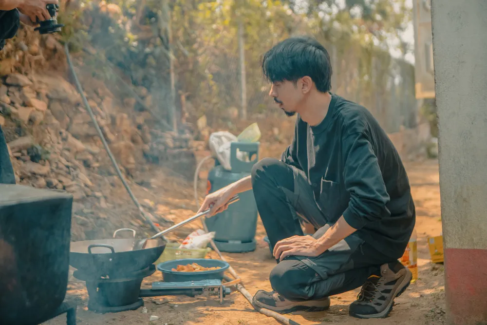 Đen Vâu dành tặng toàn bộ doanh thu của ca khúc này cho việc xây trường và nuôi em