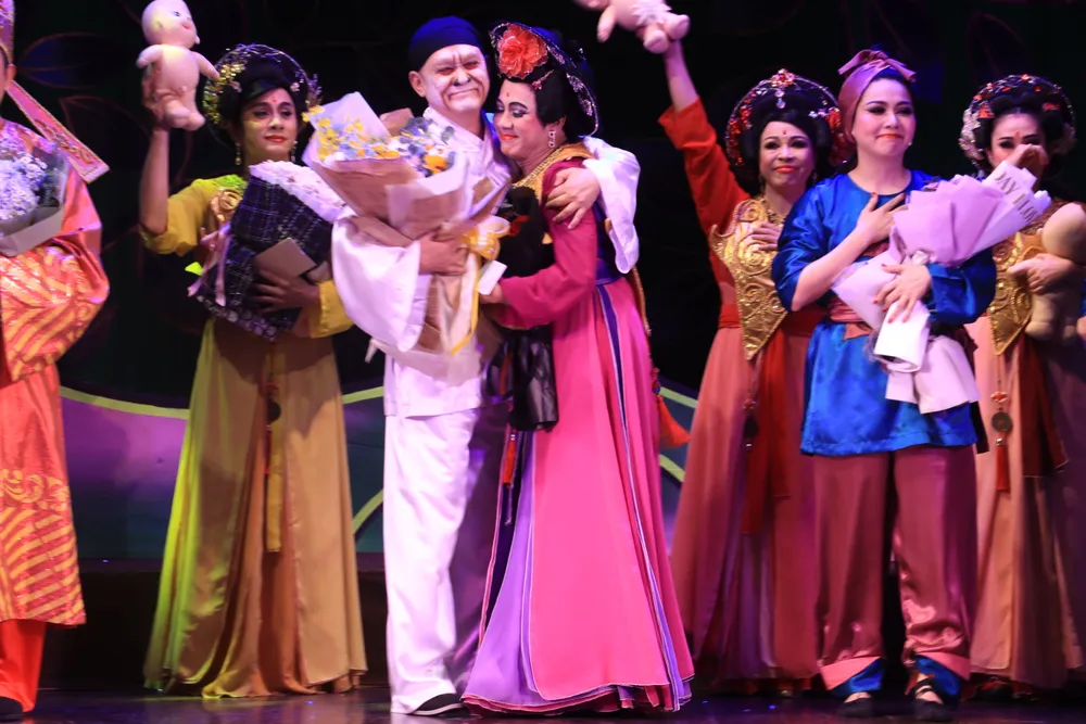 Các nghệ sĩ chào tạm biệt khán giả