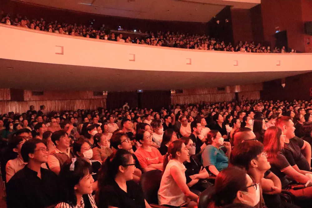 Khán phòng của Nhà hát Thanh niên chật kín với hơn 700 khán giả để cùng cười với sự duyên dáng của các nghệ sĩ trên sân khấu.
