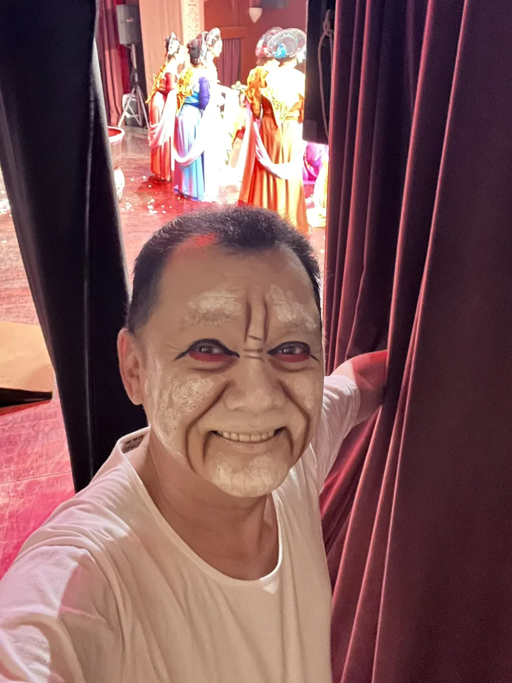 NSƯT Hữu Châu chụp ảnh trong suất cuối &quot;12 bà mụ&quot;