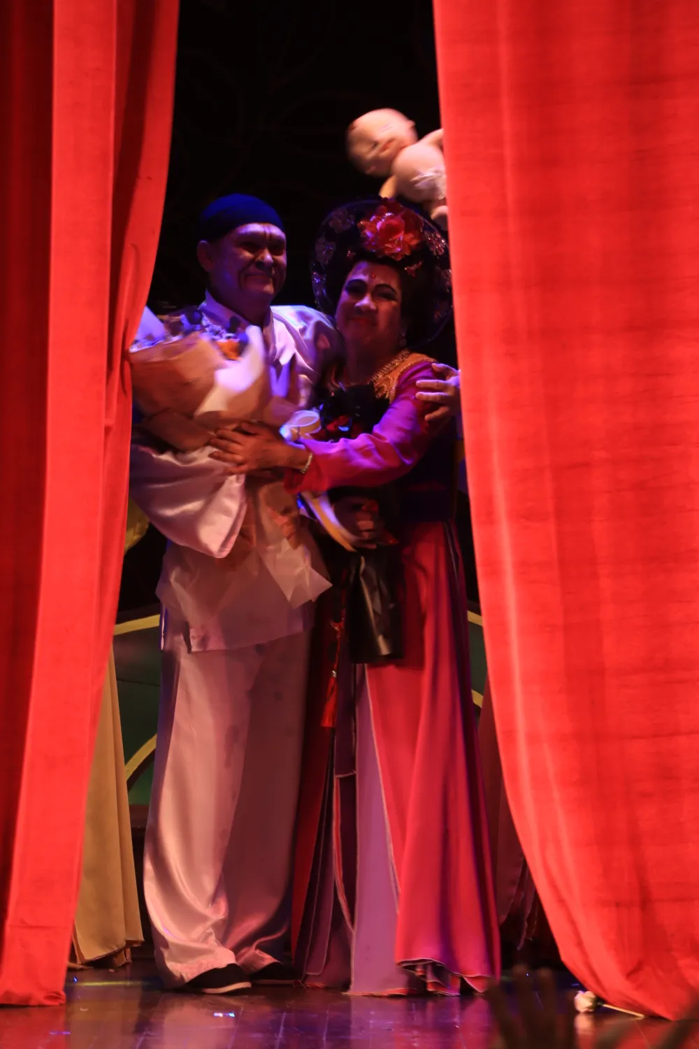 Cánh màn nhung dần khép lại, cái ôm của NSƯT Hữu Châu dành cho Thành Lộc là một cái kết đẹp trong lòng khán giả đối với vở &quot;12 bà mụ&quot;. Ảnh: VĂN HÀ