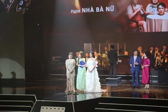 Vì vướng lịch ghi hình Rap Việt, bà xã của nam nghệ sĩ, Hari Won cùng Huỳnh Uyển Ân và Khả Như đã thay mặt nhận giải. Ảnh: CTV