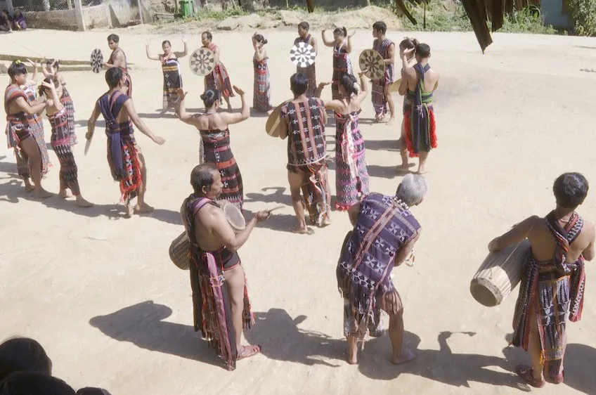 Đội văn nghệ làng Đhờ Rôồng, xã Tà Lu, Đông Giang, Quảng Nam biểu diễn điệu múa tâng tung da dá. Ảnh: CTV