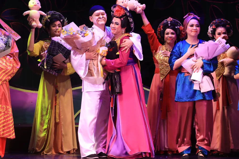 Cái ôm của NSƯT Hữu Châu với Thành Lộc trong suất cuối của &quot;12 bà mụ&quot;. Ảnh: VĂN HÀ