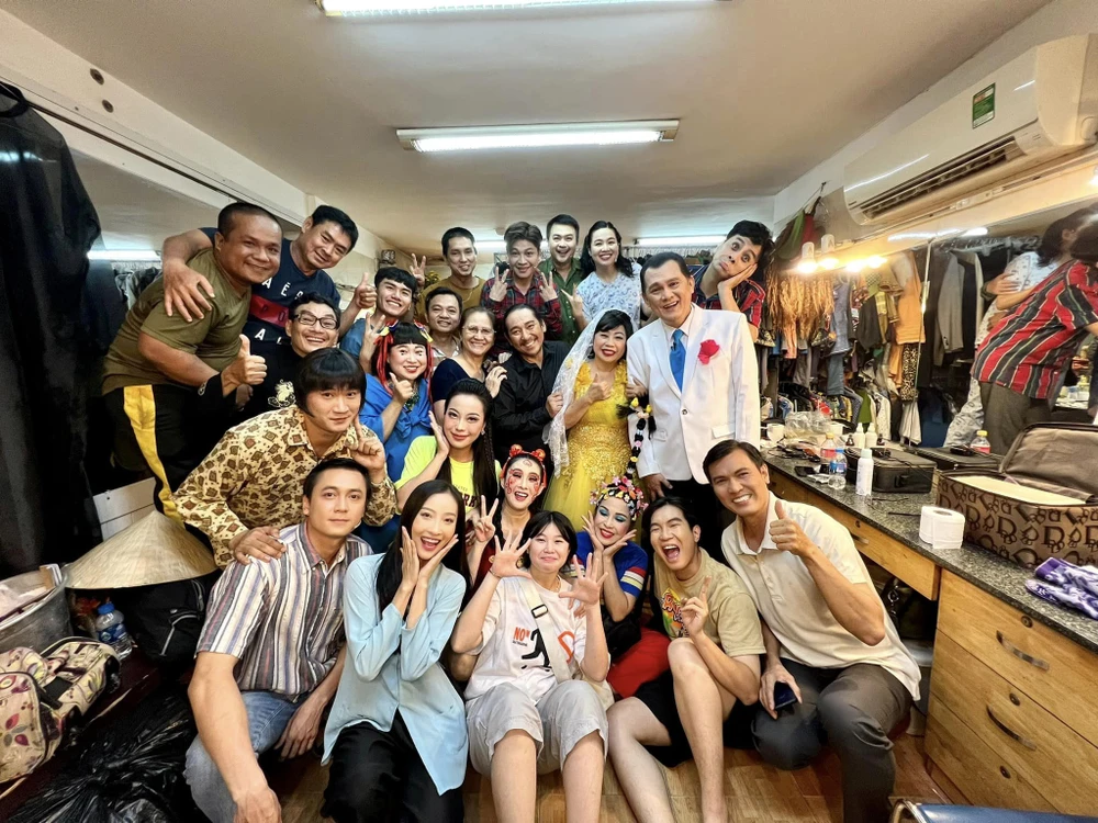 Ê-kíp "Cưới vợ cho ai" chụp ảnh lưu niệm. Ảnh: FBNV