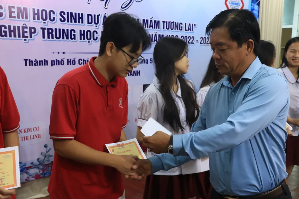 Nguyễn Trần Anh Luân nhận hỗ trợ từ Quỹ học bổng. Ảnh: HÀ NGUYỄN