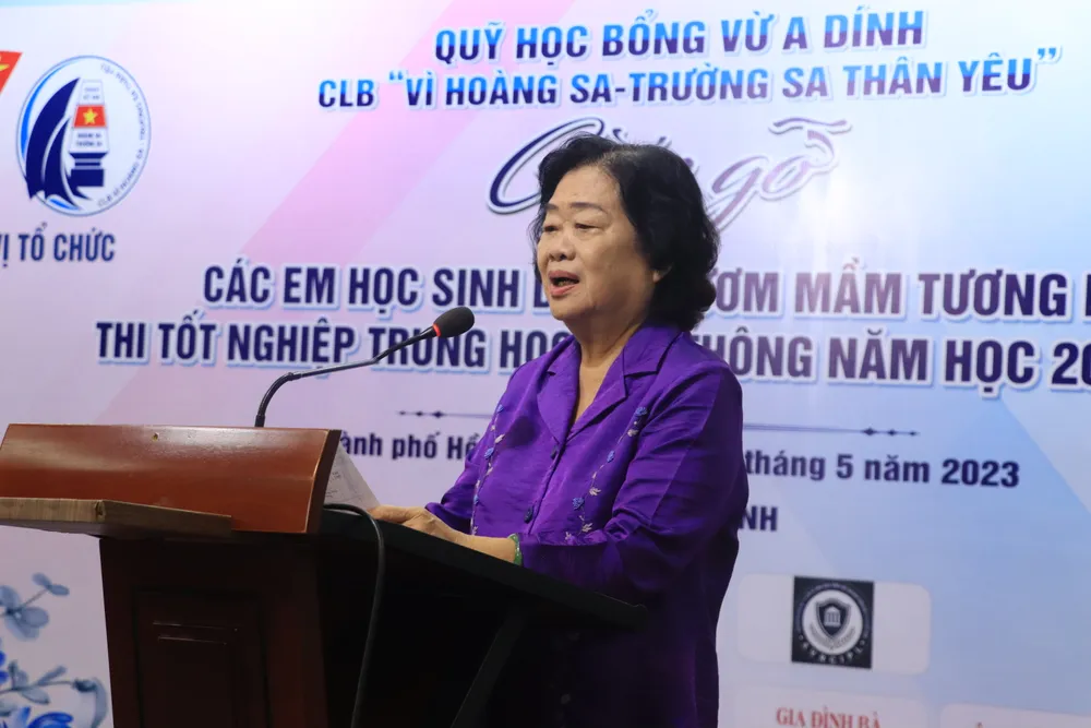 Bà Trương Mỹ Hoa, Nguyên Phó Chủ tịch nước, Chủ tịch Quỹ học bổng Vừ A Dính, chủ nhiệm CLB &quot;Vì Hoàng Sa - Trường Sa thân yêu&quot; phát biểu. Ảnh: HÀ NGUYỄN