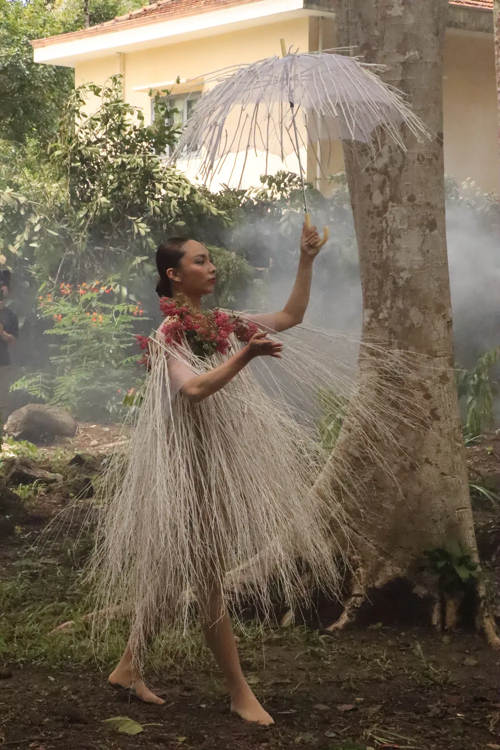 Trang phục được thực hiện từ những cành cây khô đại diện cho mùa đông.