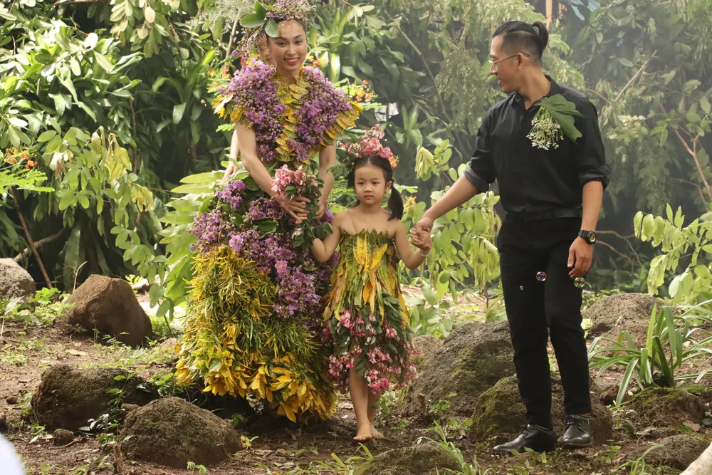 Gây ấn tượng với khán giả là bé Nguyễn Lê Khánh Đan sinh năm 2017, mẫu nhí duy nhất của show diễn đại diện cho mầm sống mới. Được biết, trước đó nhiều mẫu nhí từ TP xuống nhưng đã đi về, Khánh Đan được NTK Minh Hạnh chọn cũng là con của cán bộ tại vườn quốc gia