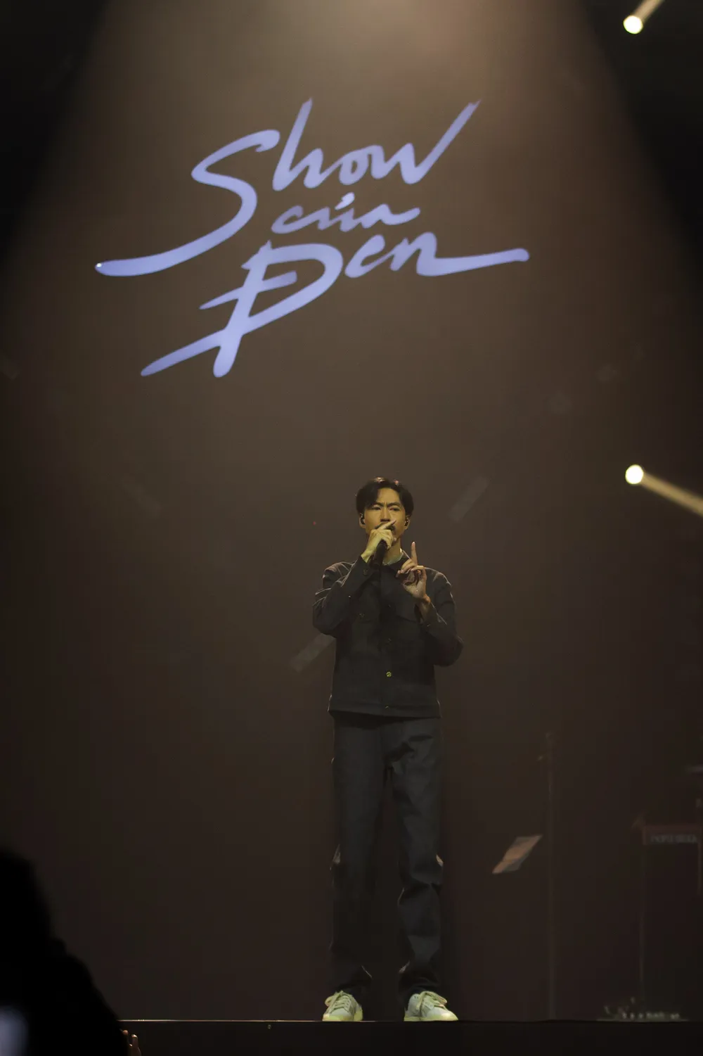 Đen Vâu mở màn liveshow "Show của Đen" tại Hà Nội. Ảnh: BTC Đen Vâu mở màn liveshow "Show của Đen" tại Hà Nội. Ảnh: BTC