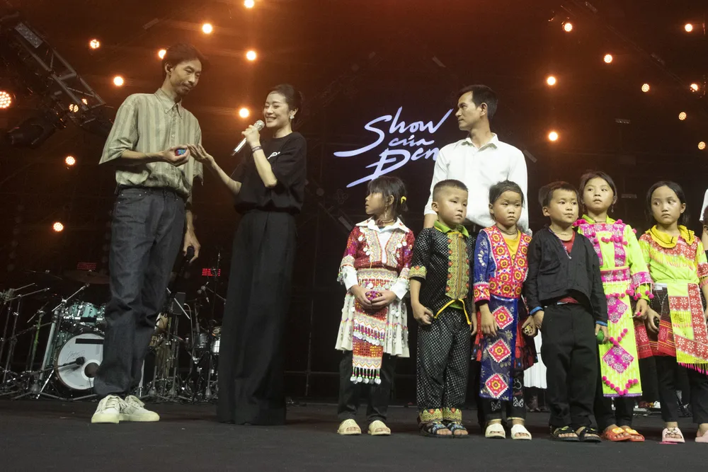 Sau hiệu ứng của MV Nấu ăn cho em, anh Hoàng Hoa Trung, chủ nhiệm nhóm Nuôi Em, cho biết đã có thêm 4.000 suất hỗ trợ cho dự án, cùng với 8.000 tài khoản nhà hảo tâm chờ đợi để hỗ trợ cho các em nhỏ. Sau hiệu ứng của MV Nấu ăn cho em, anh Hoàng Hoa Trung, chủ nhiệm nhóm Nuôi Em, cho biết đã có thêm 4.000 suất hỗ trợ cho dự án, cùng với 8.000 tài khoản nhà hảo tâm chờ đợi để hỗ trợ cho các em nhỏ.