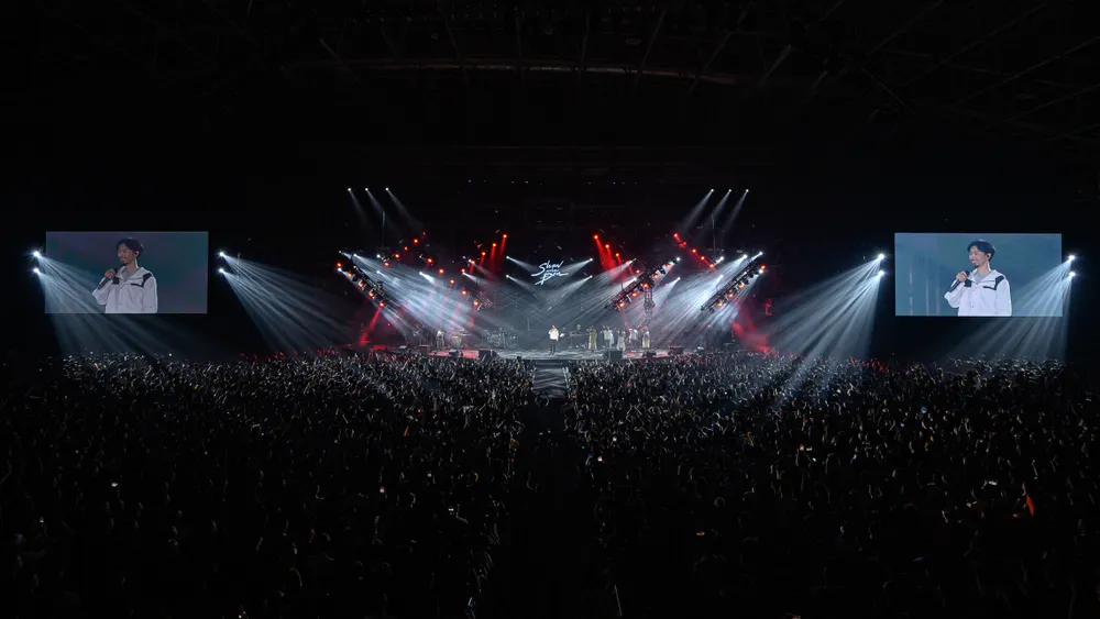 Gần 3 tiếng đồng hồ, 10.000 khán giả đã được thưởng thức một bữa tiệc âm nhạc thịnh soạn với số lượng ca khúc lên đến gần 30 bài. Gần 3 tiếng đồng hồ, 10.000 khán giả đã được thưởng thức một bữa tiệc âm nhạc thịnh soạn với số lượng ca khúc lên đến gần 30 bài.