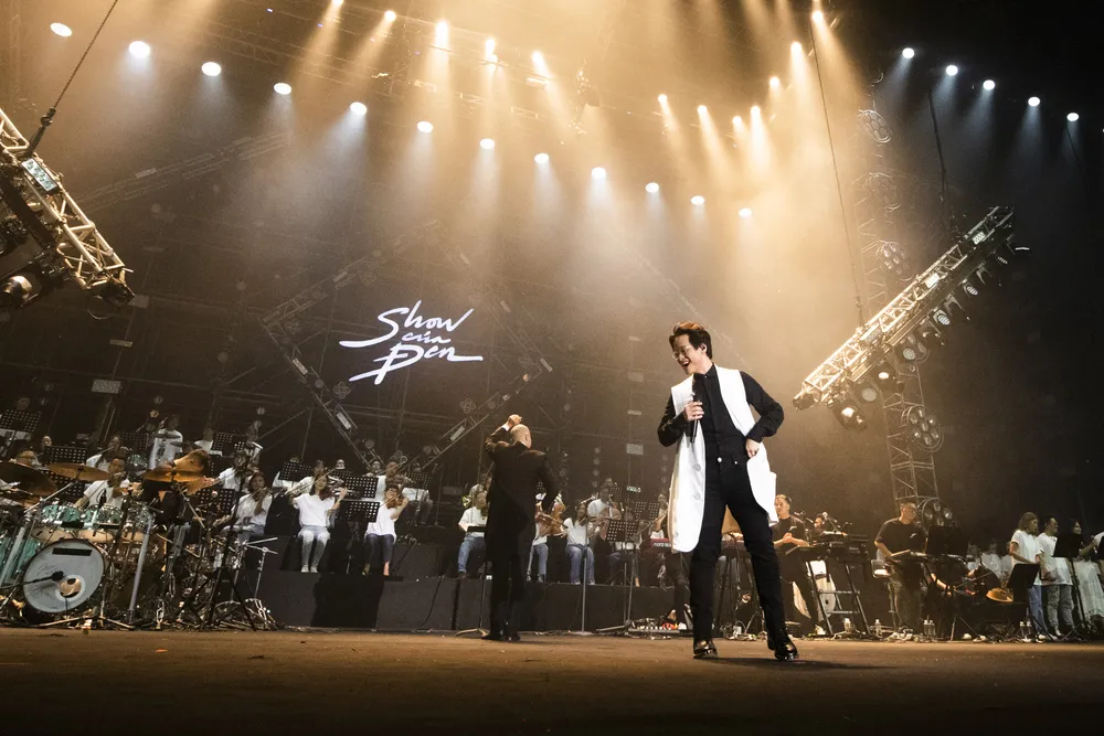 Ngay sau đó, sự xuất hiện của Hà Anh Tuấn và set nhạc giao hưởng đặc biệt đã khiến show của Đen trở nên bùng nổ. Ngay sau đó, sự xuất hiện của Hà Anh Tuấn và set nhạc giao hưởng đặc biệt đã khiến show của Đen trở nên bùng nổ.